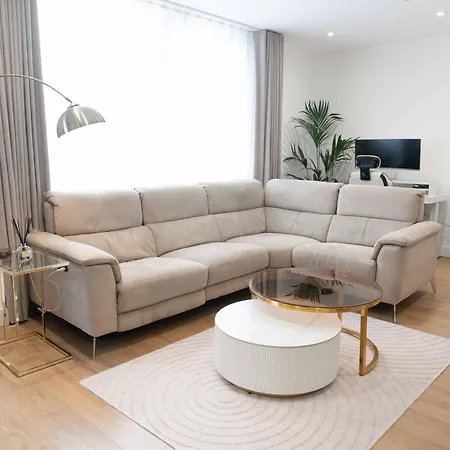 Luxury One Bedroom Apartment Near Canary Wharf With Gym